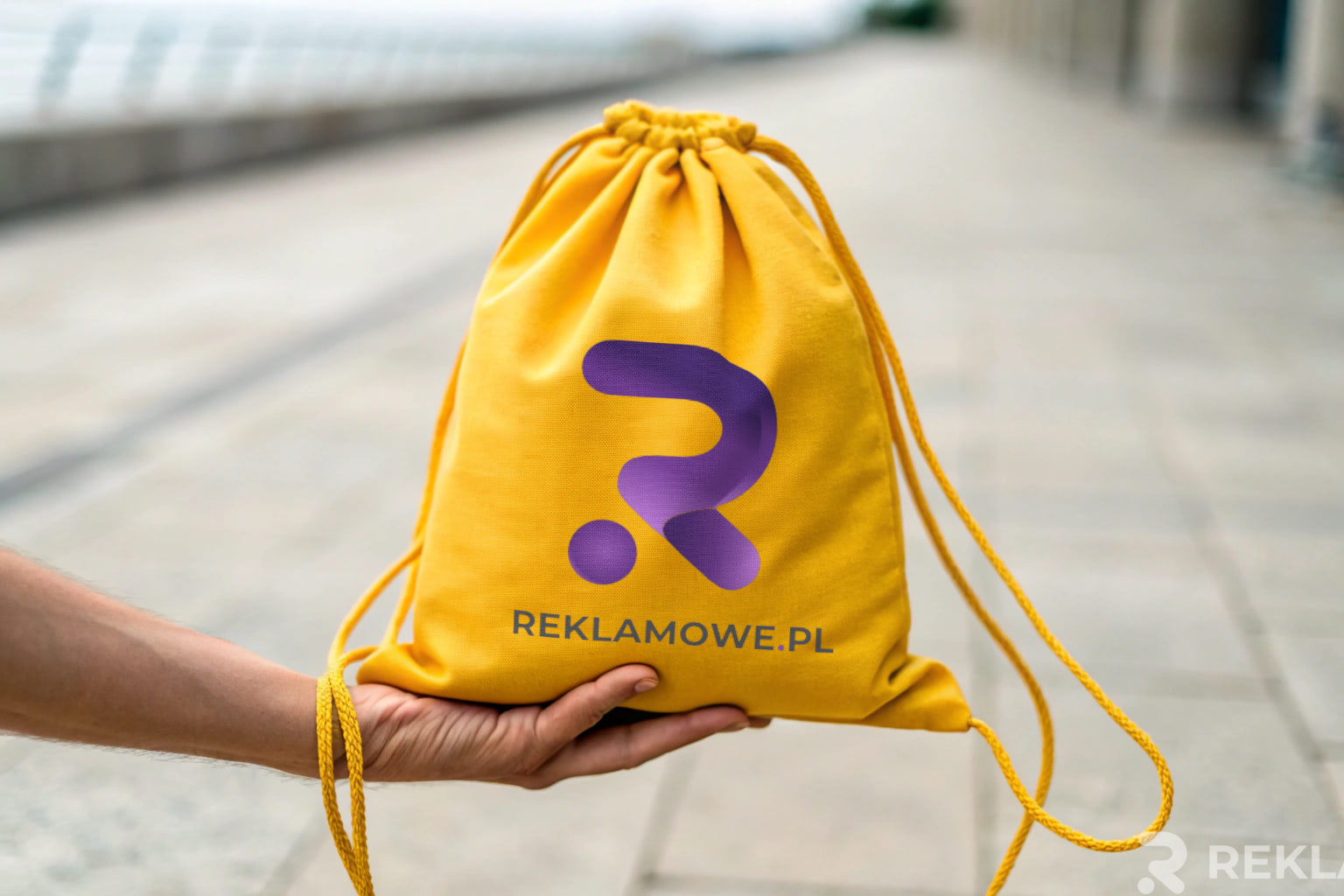 Kolorowe worki reklamowe na tle miasta