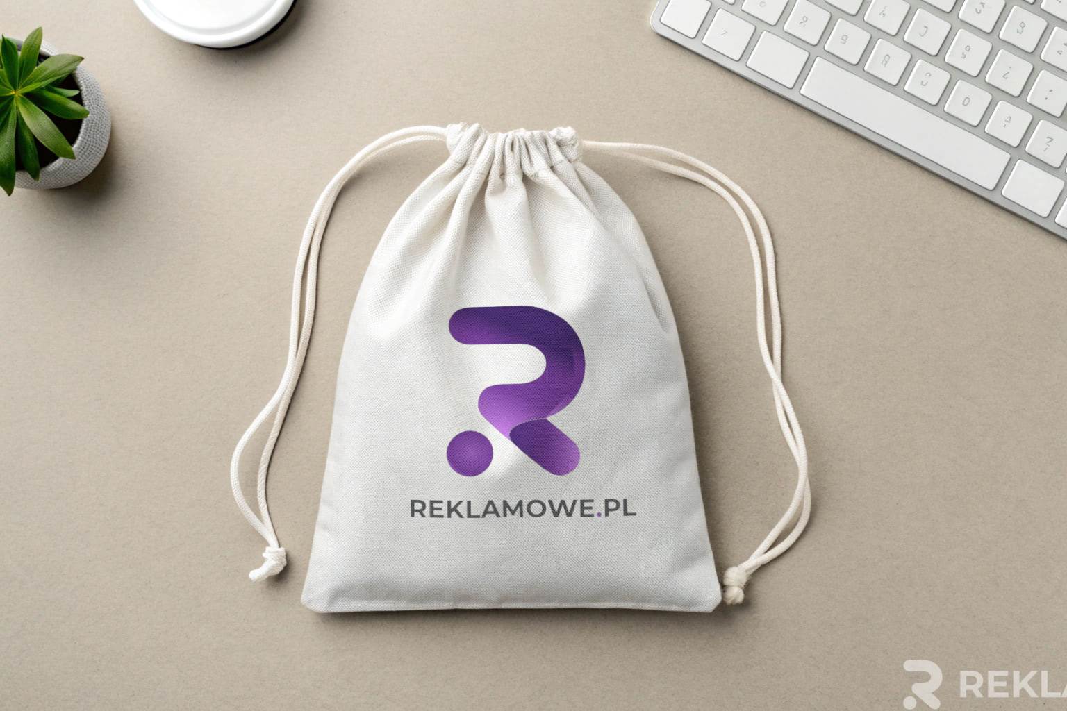 Worki reklamowe różnych materiałów rozmieszczone dla porównania