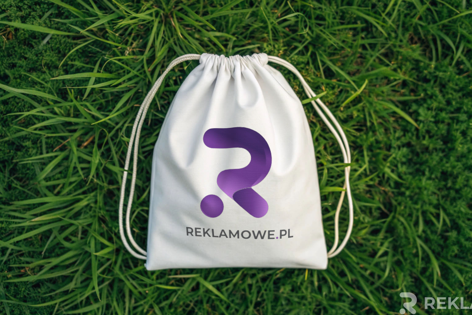 Worki reklamowe w użyciu podczas zakupów